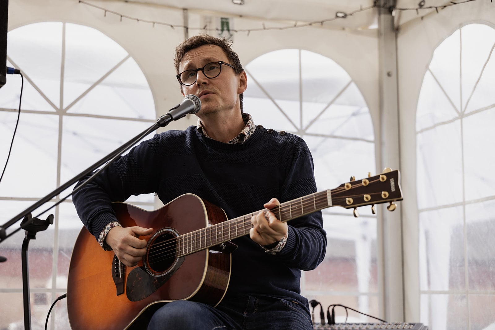 Mikkel Julius synger og spiller akustisk guitar