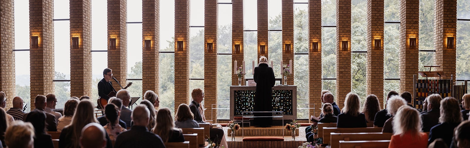 Mikkel Julius spiller til en ceremoni i en lys kirke